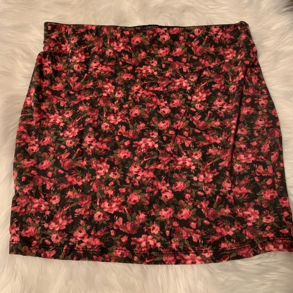 Bershka Dresses & Skirts - 🌹Bershka floral mini skirt🌹